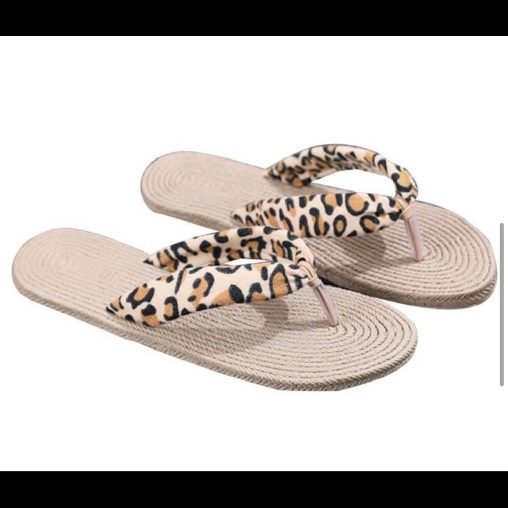 LAST PAIR: Adorable women’s soft leopard strap flip flop sandals - Picture 4 of 8